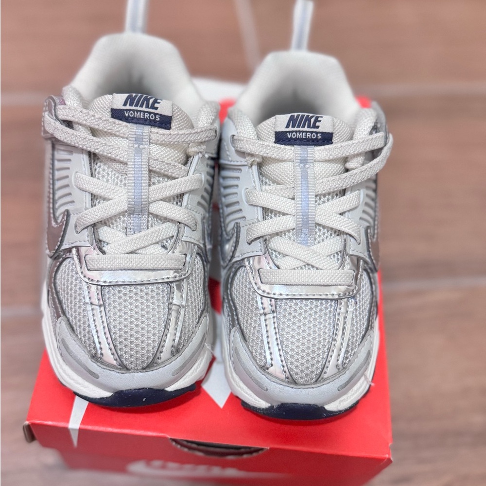 Nike Kids Silver/ Photon Dust Vomero 5 Sneakers, Size 9c